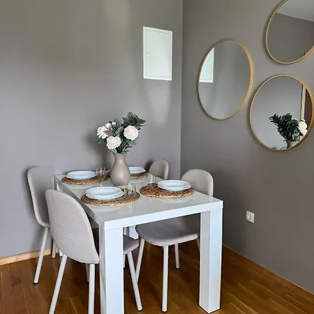 Tri Sunca Apartment *