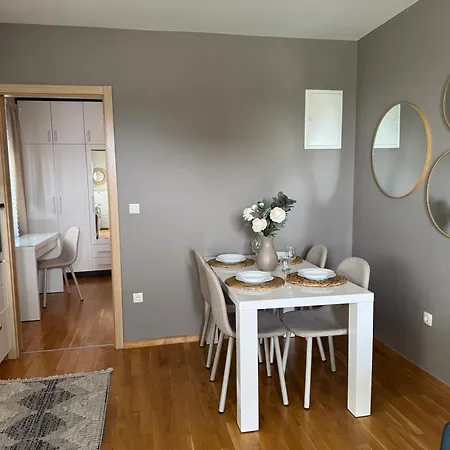Tri Sunca Apartment *